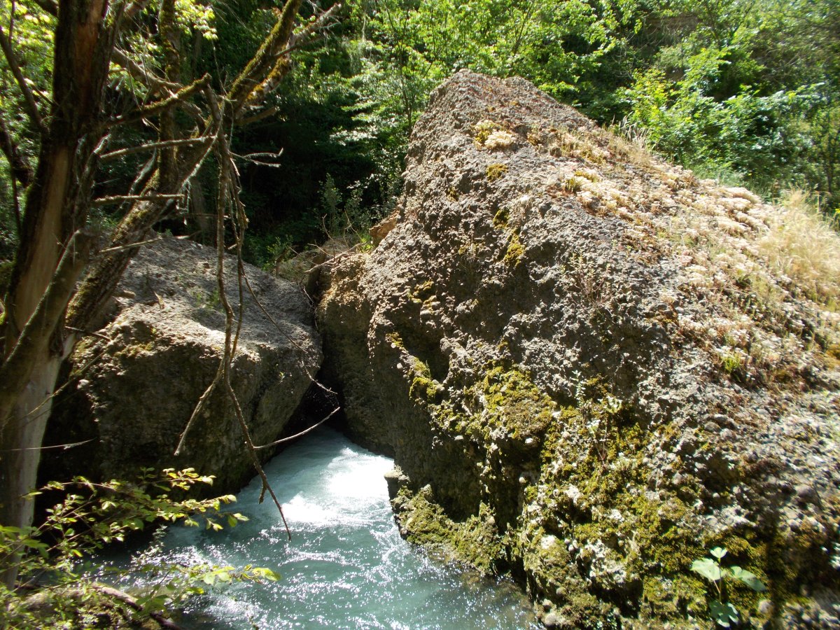 Il Farfa attraversa una stretta gola rocciosa